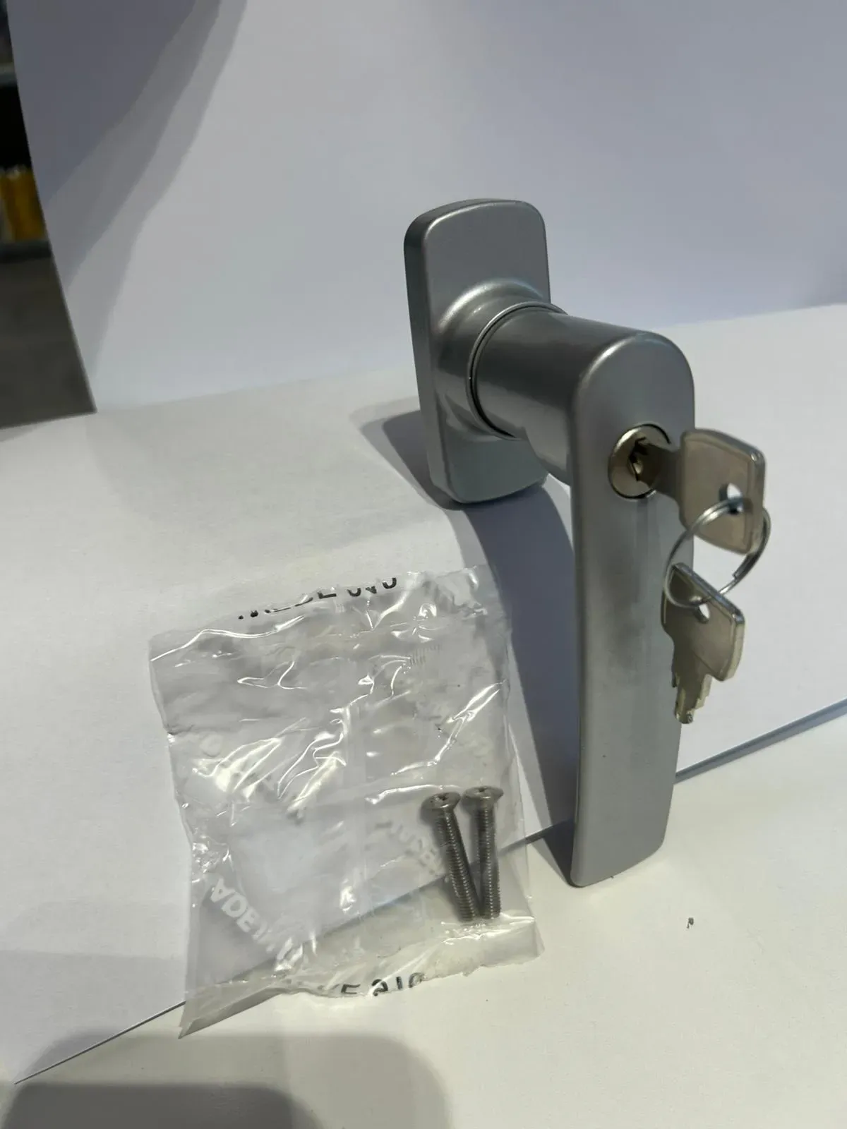 poignet_grise_avec_clés