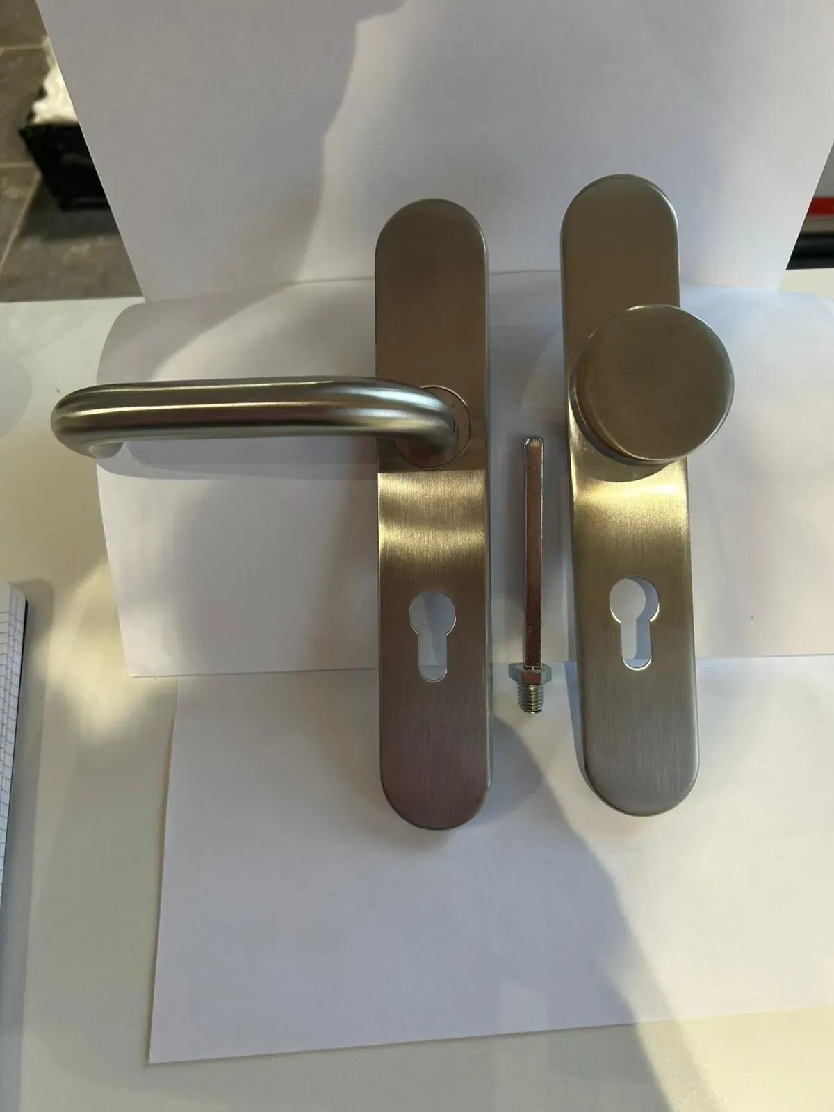 poignet_porte_gris_brosse